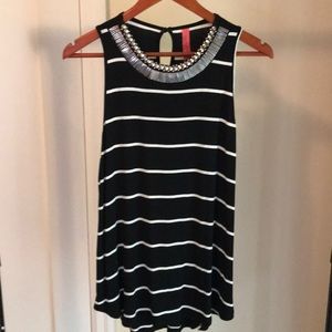 Sleeveless blouse with necklace